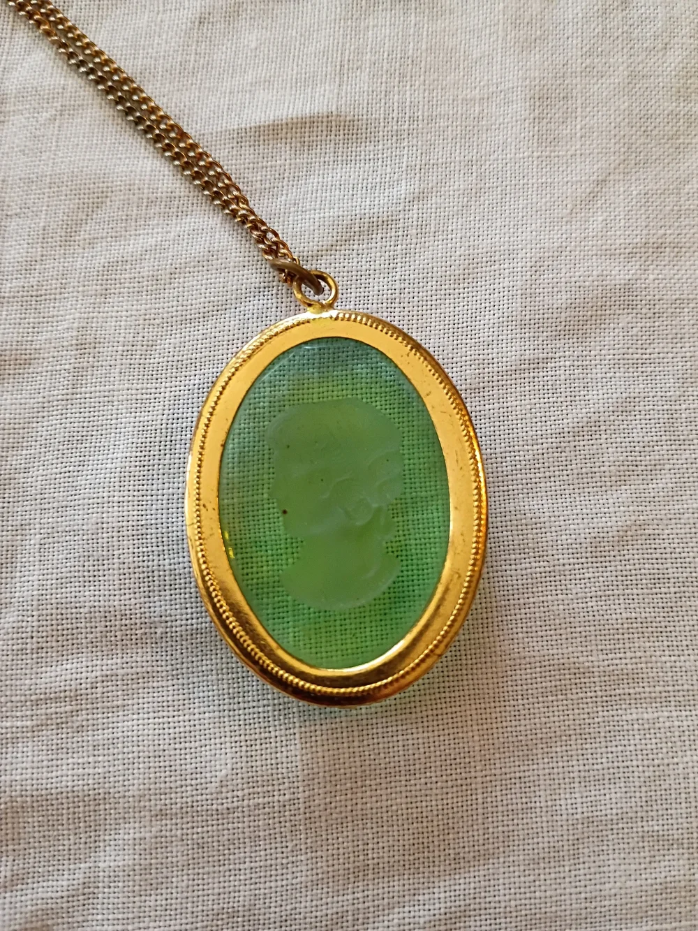 Vintage Green Cameo Pendant Necklace On Gold Tone Chain - Picture 3 of 5